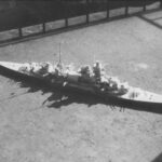 Trotzdem sind alle Waffen bis hin zu den 2 cm Mg's und die E-Messer drehbar! Ebenso der Flugzeug-Katapult und die Kräne.