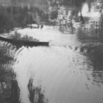 Dann bekam sie ein Unterwasserschiff aus Balsa und wurde mein erstes funkgesteuertes Modell. Der Ein-Kanal-Röhren-Empfänger hatte gerade Platz unter dem Flugzeughangar und dem Schornstein!