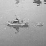 Das Tochterboot, ganz aus Papier gebaut, fährt immer schön vor dem Kreuzer, damit der nicht aufläuft!