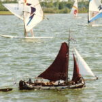 Die Tjalk KATRIN K. v. Dieter Kettelhut muss sich den See bei frischer Brise mit anderen teilen.