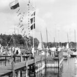 Der Flaggenmast im Feiertagsschmuck