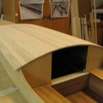 An der Rückwand ist das Dach stark gewölbt.