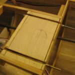 Röhrchen d 3/2 mm einpassen und verkleben.