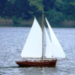 Norbert war wohl zur richtigen Zeit am See. Er hatte Sonnenschein und der war selten an diesem Wochenende. Nur unter welcher Flagge sein Kutter ALTONA segelt bleibt sein Geheimnis!