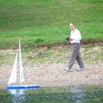 Ralph mit seinem Boot auf dem Weg zur Brücke