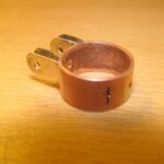 Der Ring B gebohrt, Gewinde geschnitten, Laschen hart angelötet.