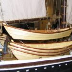 Um das Aussetzen und Verstauen der Dories zu zeigen hatte ich eines mit den Lifts angehoben.