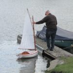 Zum Größenvergleich: Der Erbauer und sein Cat-Boot