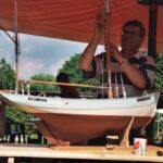 Imre Jecsny (NL) nutzt die Zeit, um seinen Neubau, die KERZ-ATAO, vorzustellen. Das Masttop reicht bis unter das Zeltdach.