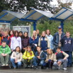 Die ganze Crew wartet auf den Bus für die Heimfahrt.