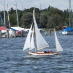 Unter Vollzeug vor dem Yachthafen.