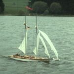Bei Starkwind am Nieder Mooser See -
Ohne Topp's und Flieger, - 1.Reff in Groß- und Schonersegel