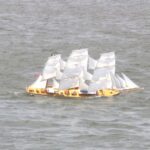 In einer Boe legt die DROMMEN weit über. Skipper Wim regt das aber nicht auf: sein Schiff verträgt reichlich Wind und Wellen!