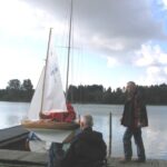 Er "lässt" sein Boot zu Wasser bringen!