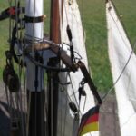 Habe ich beim Anlegen noch geträumt? - Das Fläschchen? - Egal - jedenfalls war das Steggeländer stärker als die Saling!
Jetzt bin ich wieder hellwach und habe neue Arbeit! Der nächste Termin steht bevor!