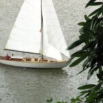 Gisela Scharbaum steuert ihre DORADE dicht unter Land, aber der Regen erwischte sie doch.