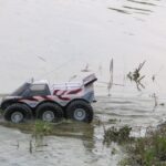 Ein Amphibien-Fahrzeug sorgt für erstaunte Gesichter.