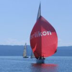 Eine Yacht unter Spi