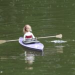 Sie genießt das schöne Wetter.