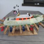 Um das Boot vor Kleberklecksen zu schützen, wurde es am Rand entlang abgeklebt.