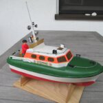 Nach der Hochzeit.
Der Kleberand, er ist jetzt die Scheuerleiste, bekam noch einen schwarzen "Liedstrich". Das Modell ist fast fertig.
