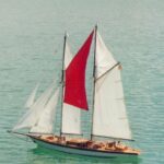 1989 ändert die SUSANNE ihr Aussehen: der knallrote Fisherman taucht zwischen den Masten auf und wird zum “Markenzeichen” beim Sonntagssegeln!