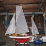 Der Täufling wartet im traditionsreichen Bootshaus der Segelschule.