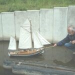Noch ein prüfender Blick - Horst Heindrichs mit seinem Ewer MARIA - HF 31