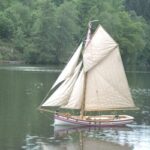 Auch der Kutter ARCONA von Hilde Heindrichs segelt unter Vollzeug.